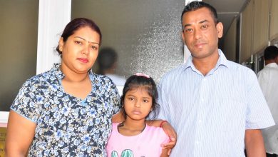 Tanushree Chundoo, entourée de ses parents.