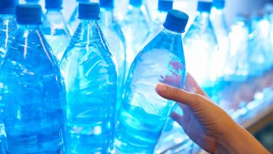Photo de L’eau en bouteille de plusieurs marques contaminée par des particules de plastique
