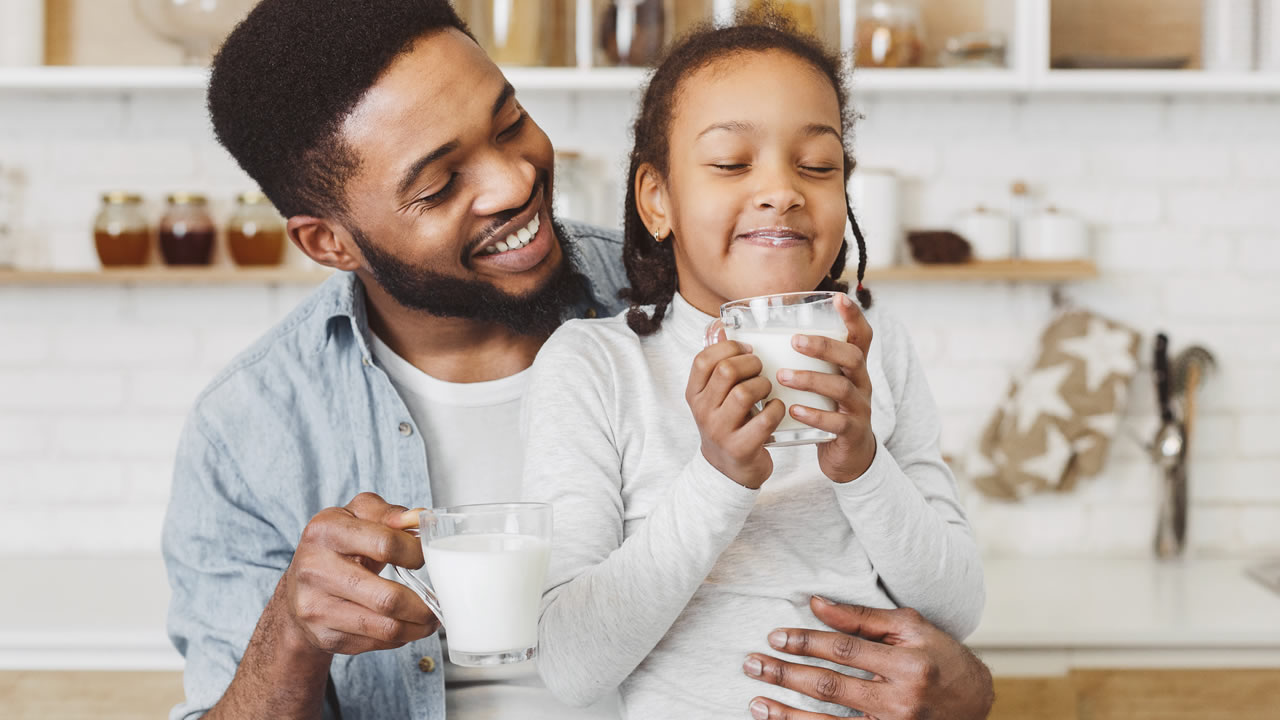 Nutrition : Faut-il boire du lait avant d'aller se coucher ? • Défi Santé